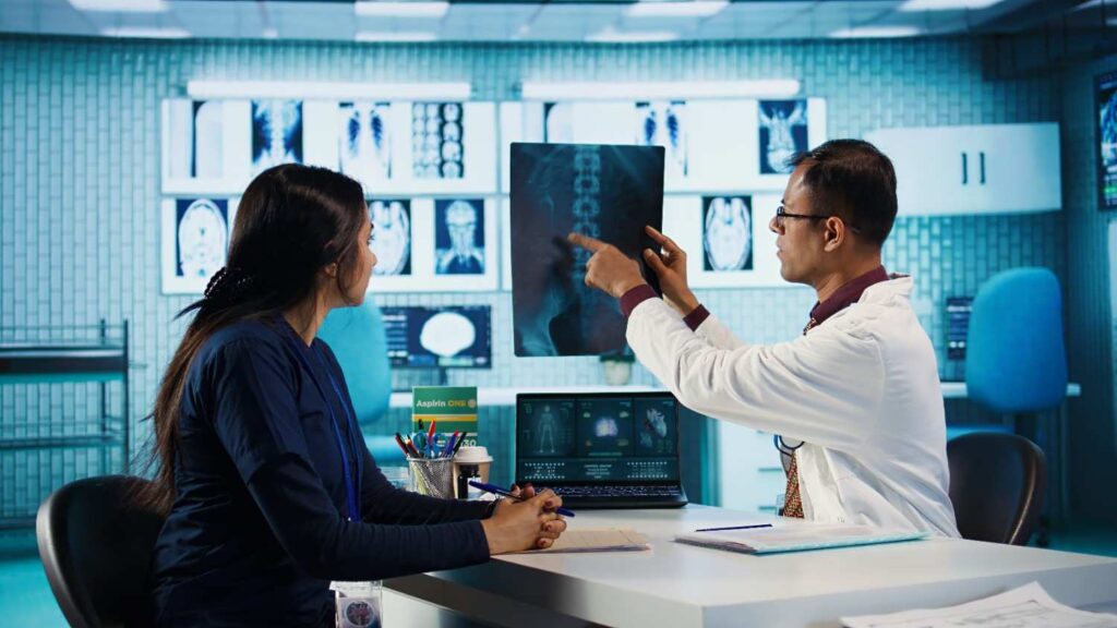 Bone specialist in Gurgaon diagnosing knee pain and injury problem