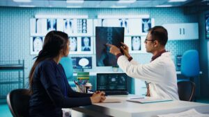 Bone specialist in Gurgaon diagnosing knee pain and injury problem