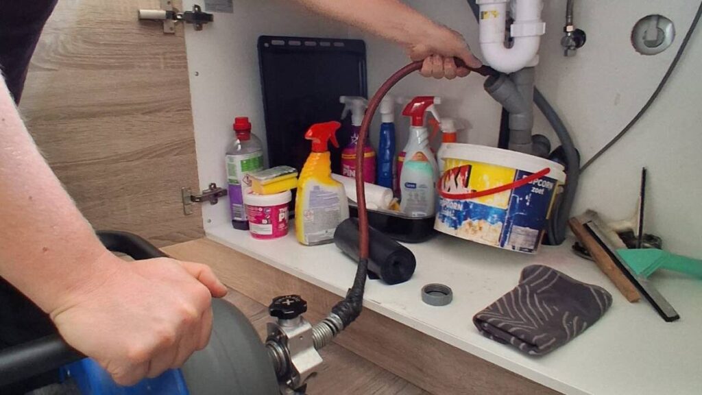 Team-van-ontstoppen-keuken-afvoer