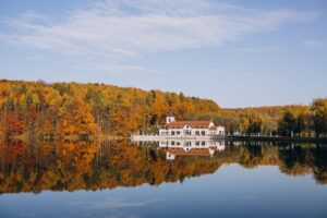 castle-lake-view_1303-11952