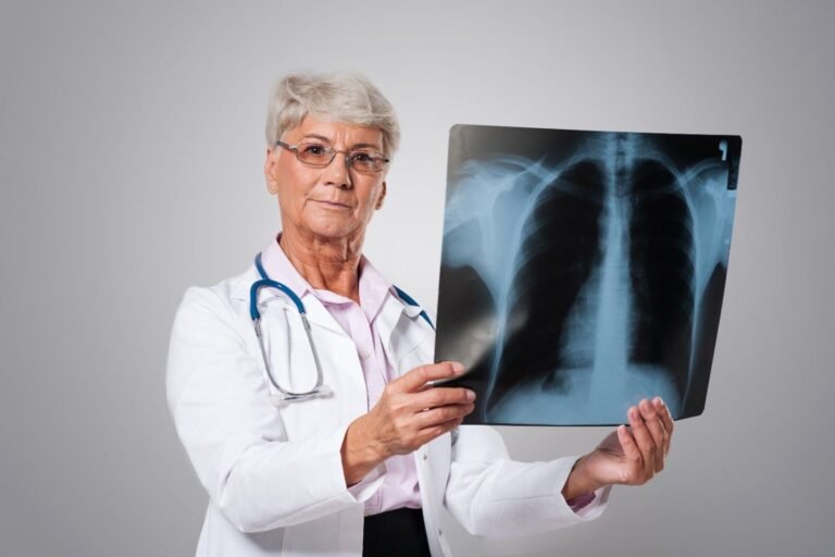 Top signs indicating you should visit a lung specialist in Gurgaon for breathing and lung problems