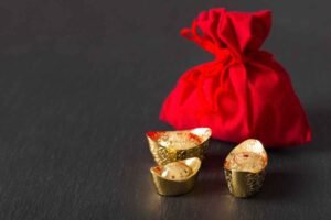 Gold jewelry and coins representing the gold rate today in Hisar and gold loan interest rates
