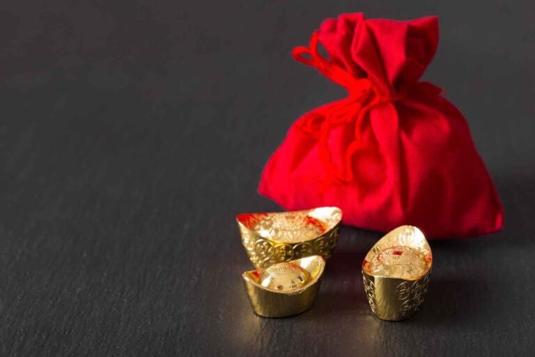 Gold jewelry and coins representing the gold rate today in Hisar and gold loan interest rates