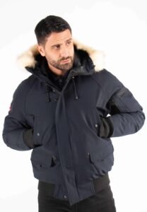 blouson-d-hiver-homme-avec-capuche-en-fourrure-noire-look-moderne-et-isolation-thermique-scaled-1